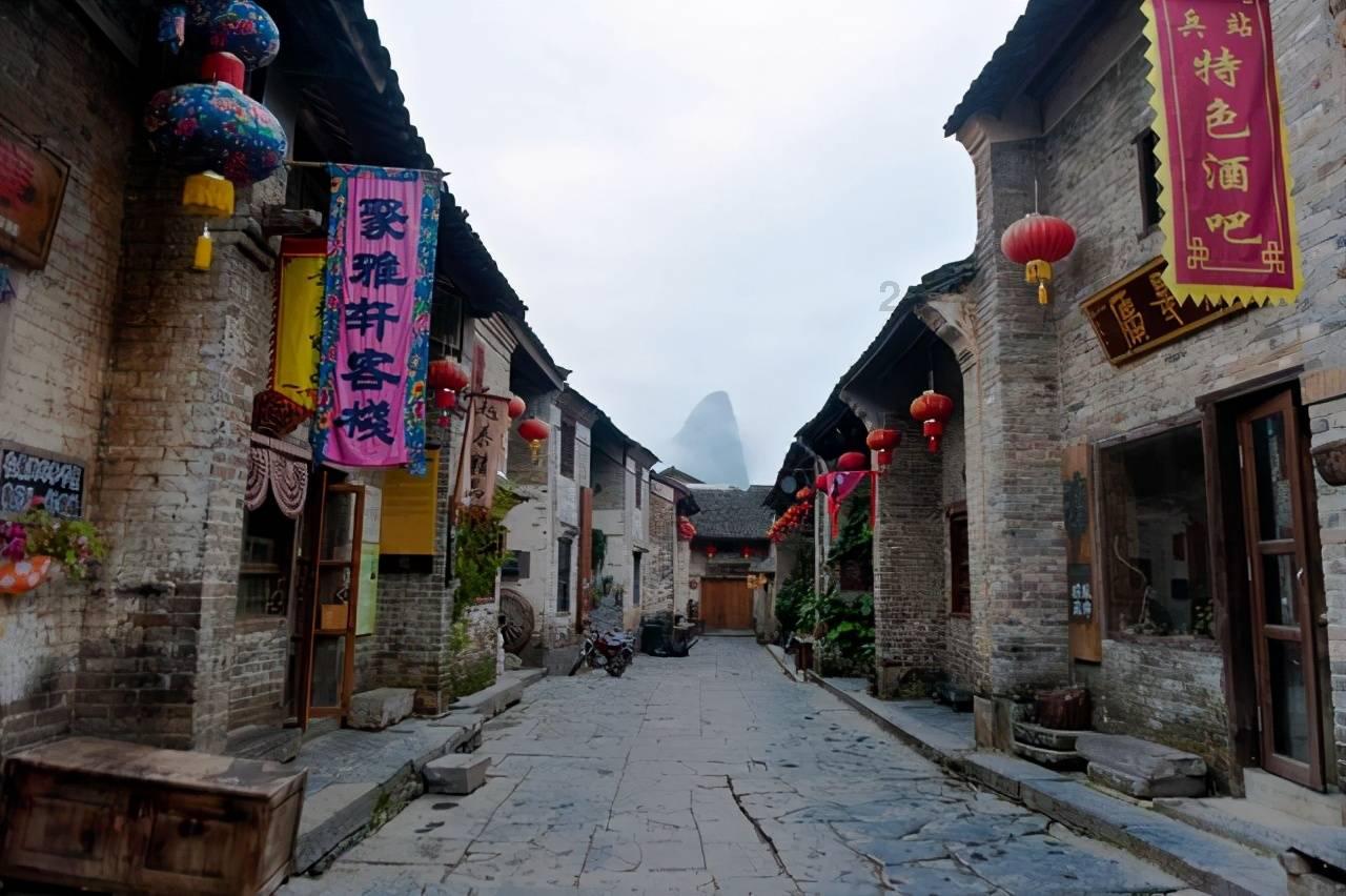 找了两份工作，一份是拼夕夕卖货主播，前三天试用期没有工资的，另一份是某宝电商售前售后客服，老板说？游戏画面